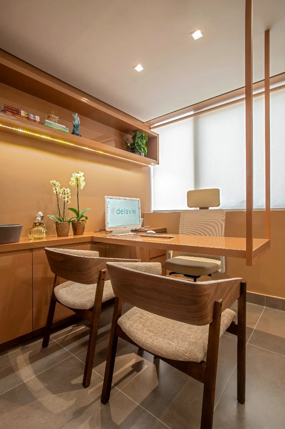 Sala de atendimento da Delavie com orquídeas e mesa de avaliação