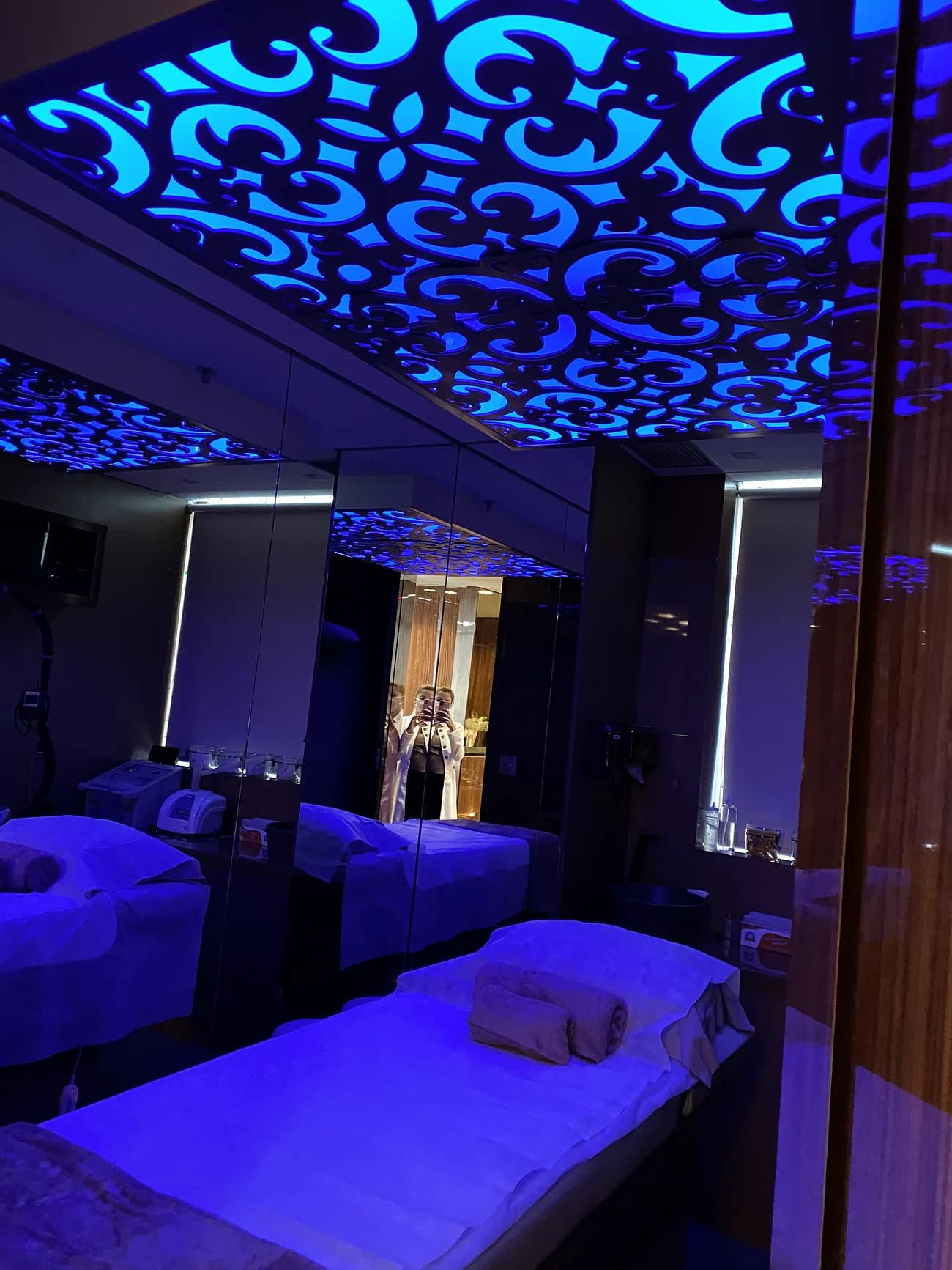 Sala de relaxamento da Delavie com iluminação suave e macas