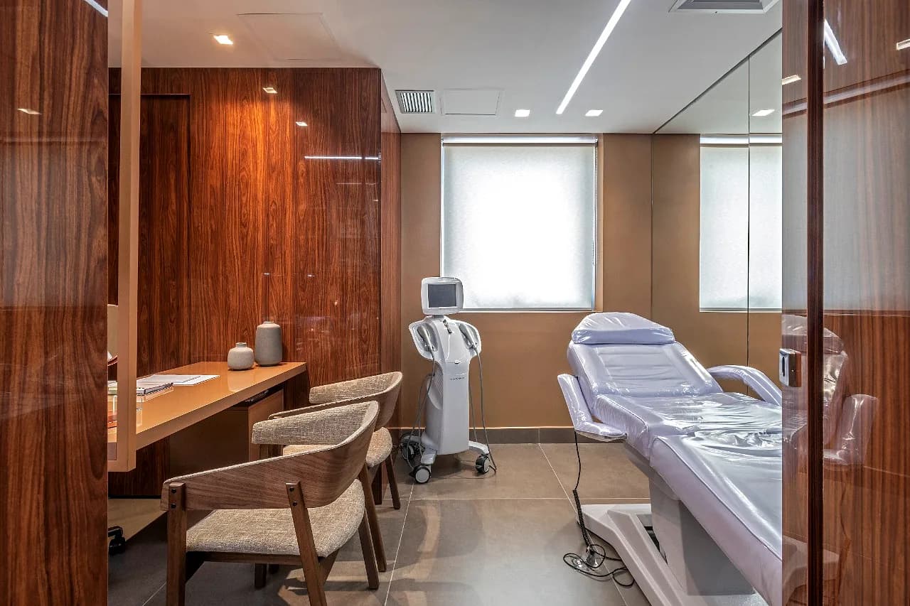 Sala de tratamento da Delavie com maca e equipamento de estética